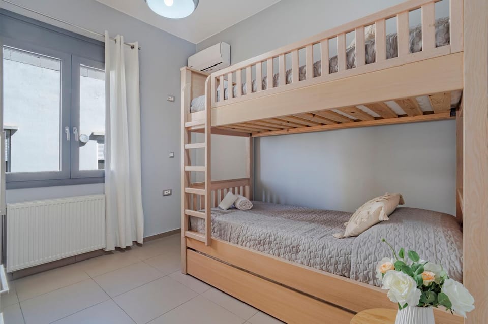 Bedroom, bunk bed