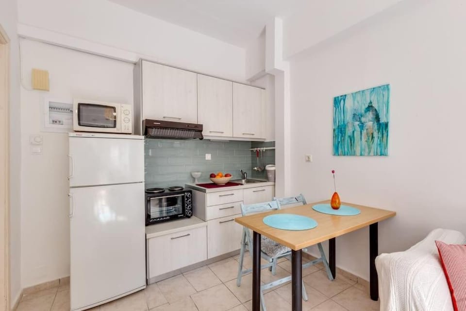 Kitchen or kitchenette, Dining area, minibar