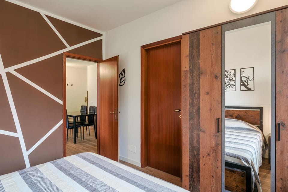 Photo of the whole room, Bedroom, wardrobe