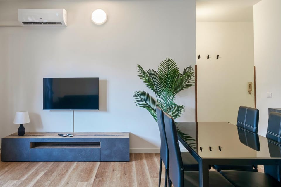 TV and multimedia, Dining area, air conditioner