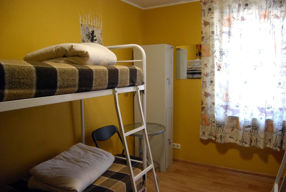 Photo of the whole room, Decorative detail, bunk bed