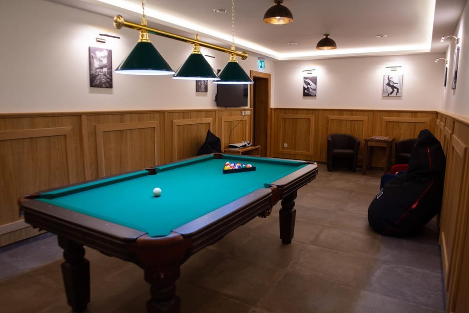 Property building, Billiard, Billiard, Game Room