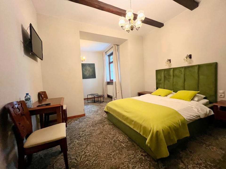 Bed, TV and multimedia, Photo of the whole room