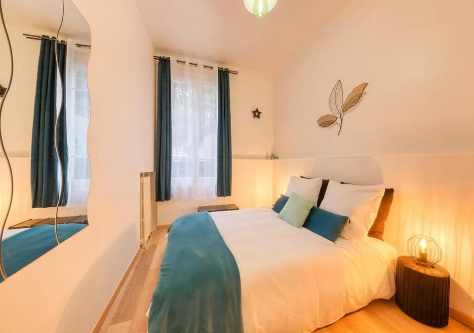 Photo of the whole room, Bedroom