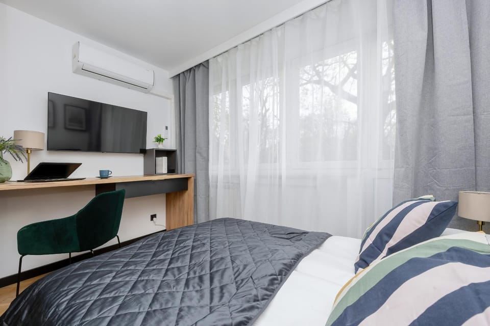 Bed, TV and multimedia, Living room, Photo of the whole room, Evening entertainment, Bedroom, hair dresser, air conditioner