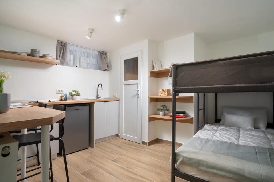 Bed, Kitchen or kitchenette, Photo of the whole room, Dining area, stove