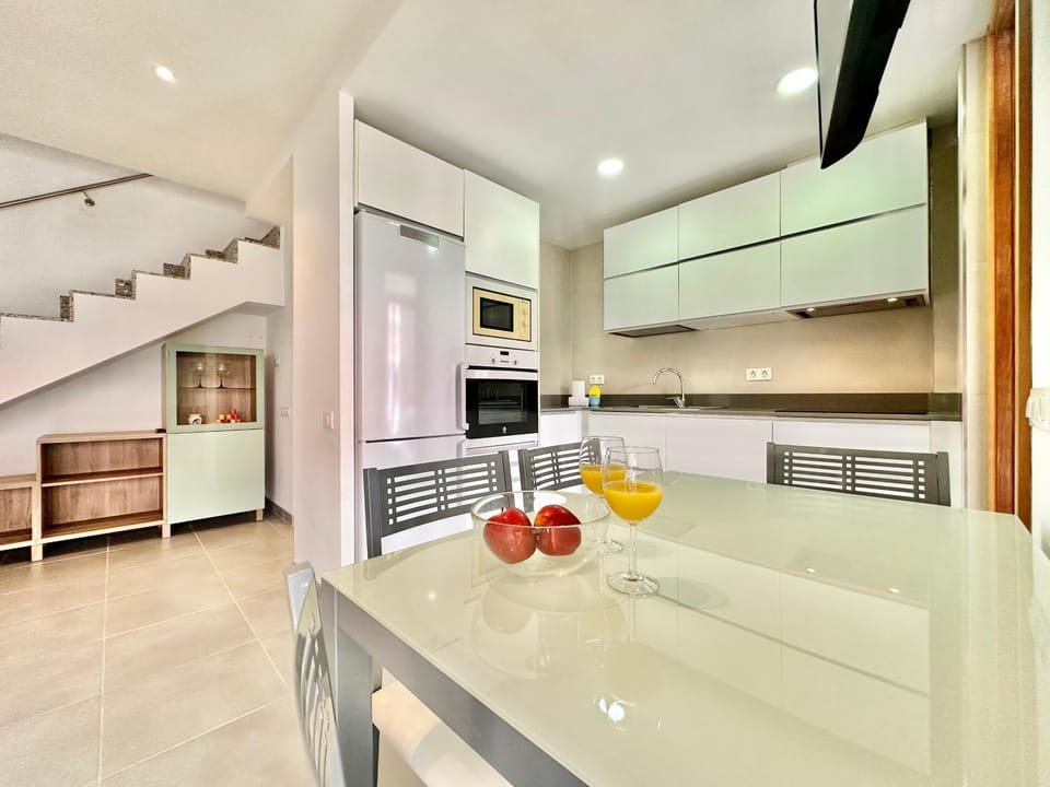 Dining area, minibar, pet friendly, stove, kitchen
