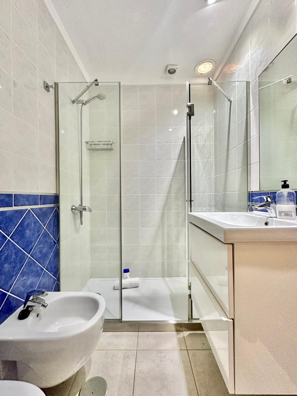Shower, Bathroom, bidet, towels