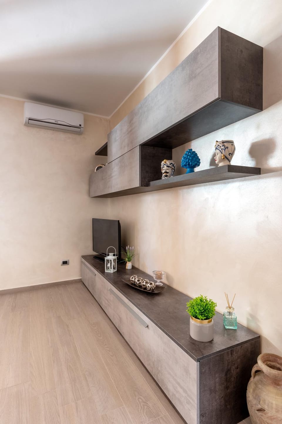 Kitchen or kitchenette, air conditioner