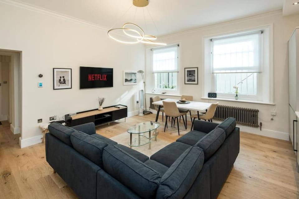 Stylish 2 Bed Flat in Holland Park/ Notting Hill Apartment in City of Westminster