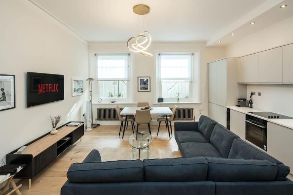 Stylish 2 Bed Flat in Holland Park/ Notting Hill Apartment in City of Westminster