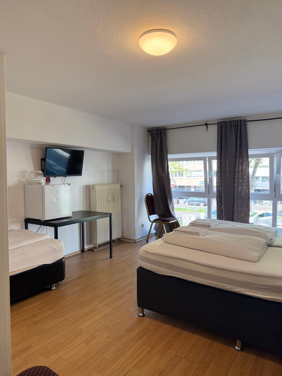 Bed, TV and multimedia, Photo of the whole room