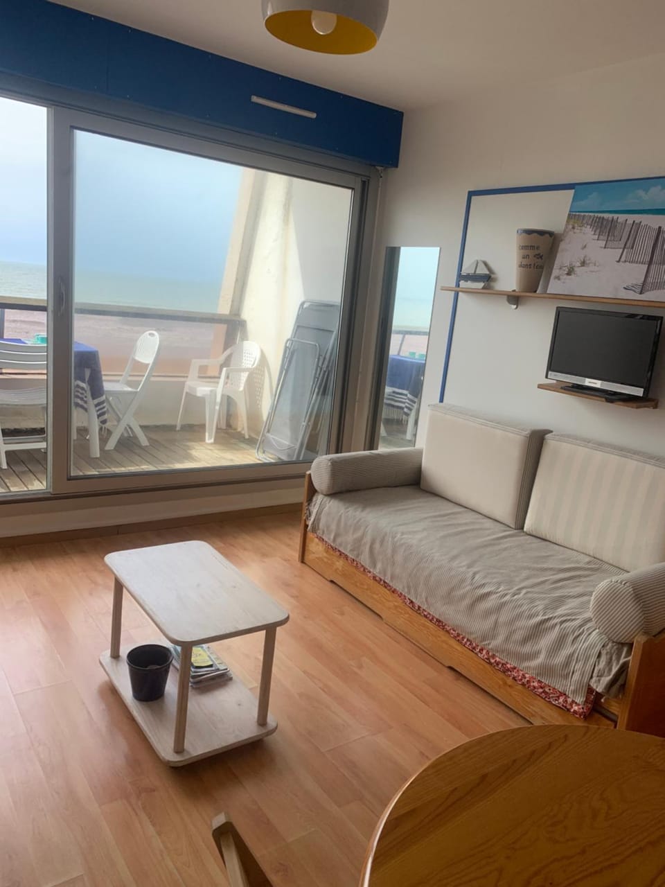 Bed, TV and multimedia, Photo of the whole room