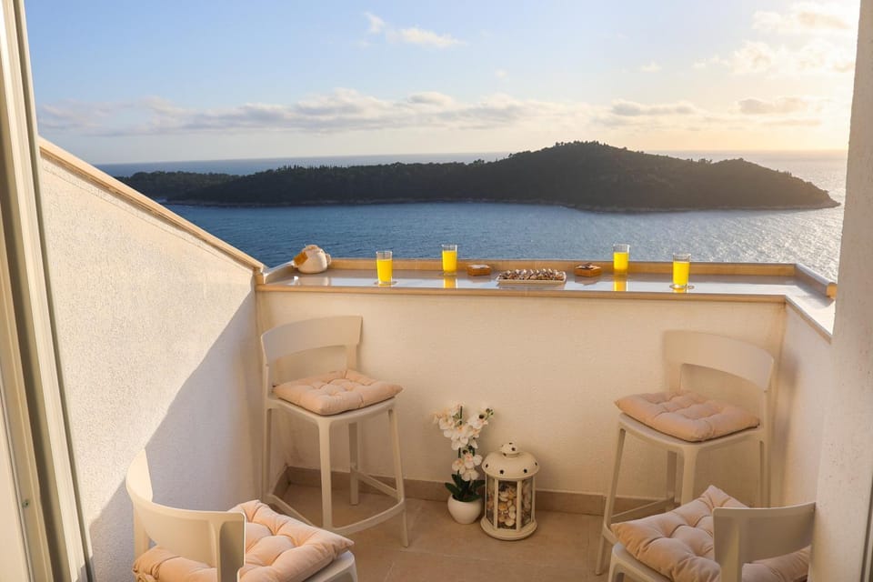 View (from property/room), Balcony/Terrace, Seating area, Sea view