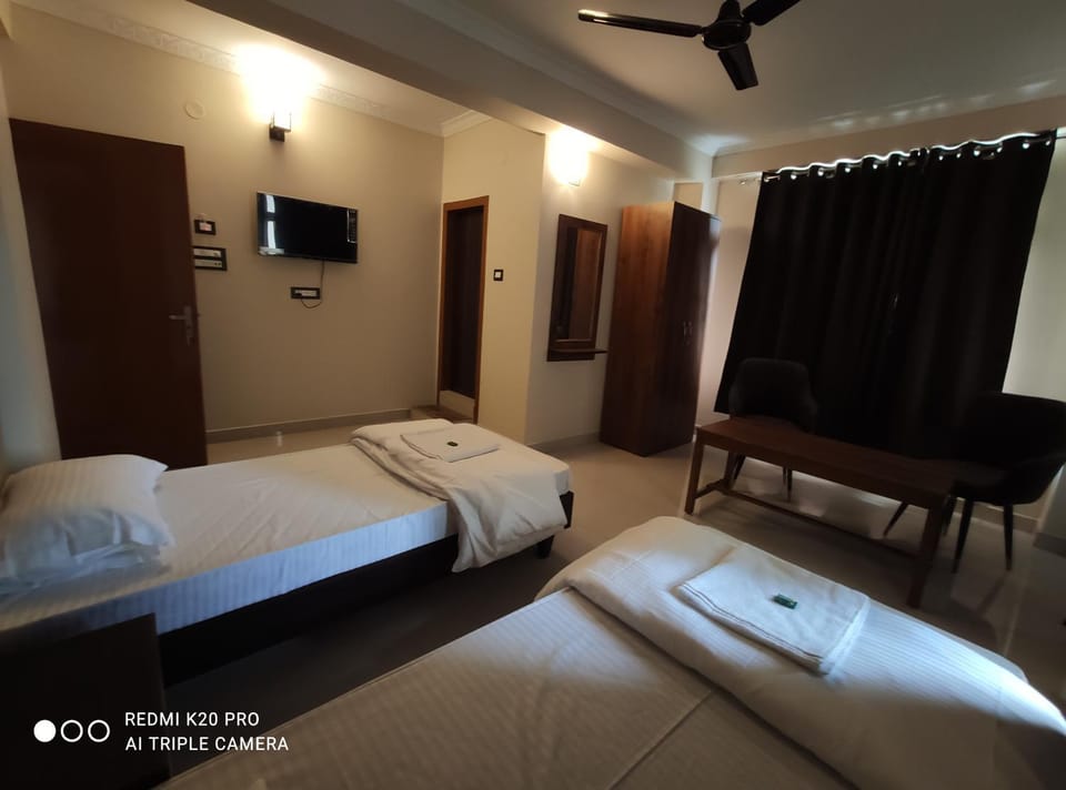 Bed, TV and multimedia, Photo of the whole room, Bedroom