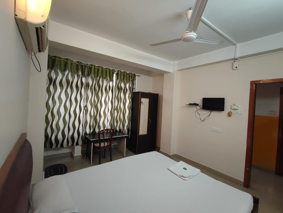 Photo of the whole room, Bedroom, air conditioner