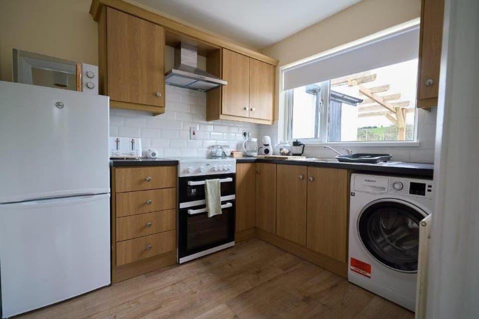Kitchen or kitchenette, oven, stove, toaster, washing machine