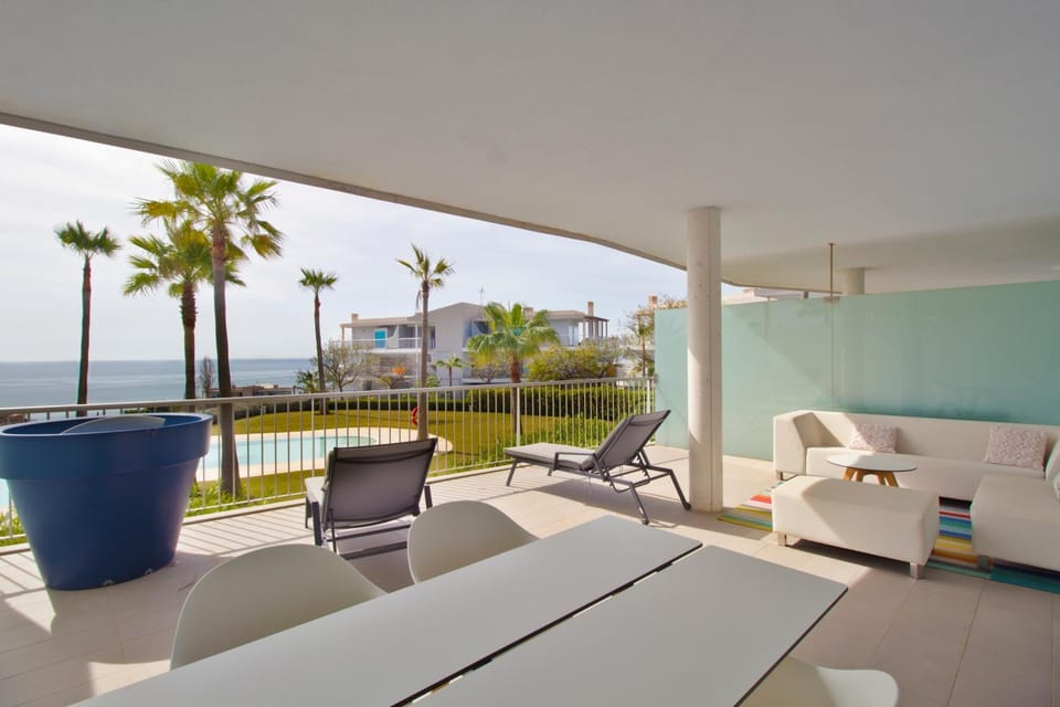 Balcony/Terrace, Seating area, Sea view, Swimming pool, sunbed