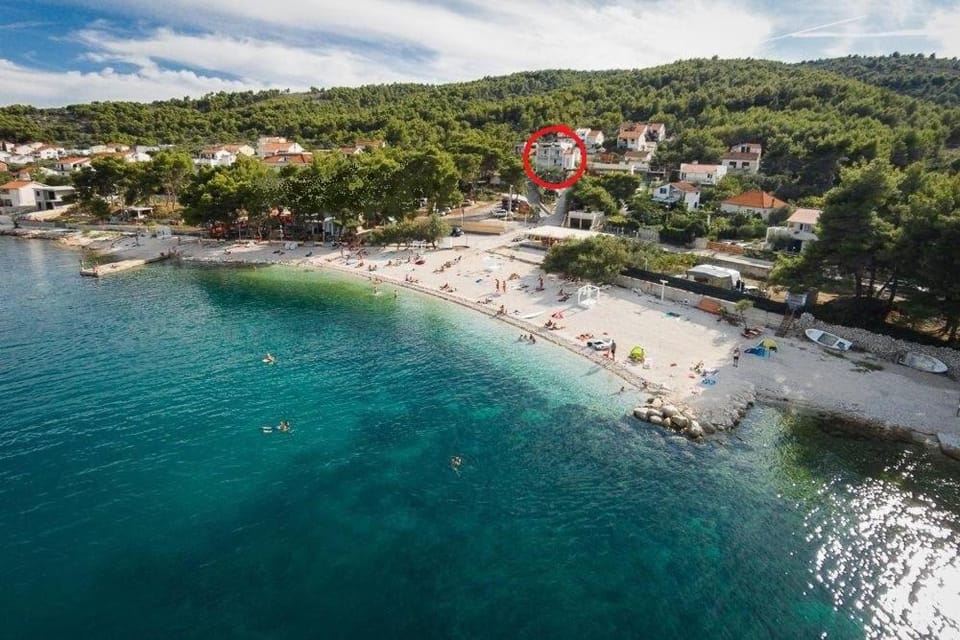 Property building, Beach, Location