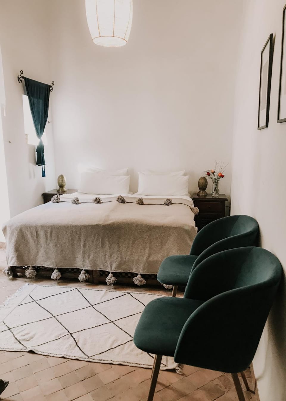Bed, Photo of the whole room, Seating area, Bedroom