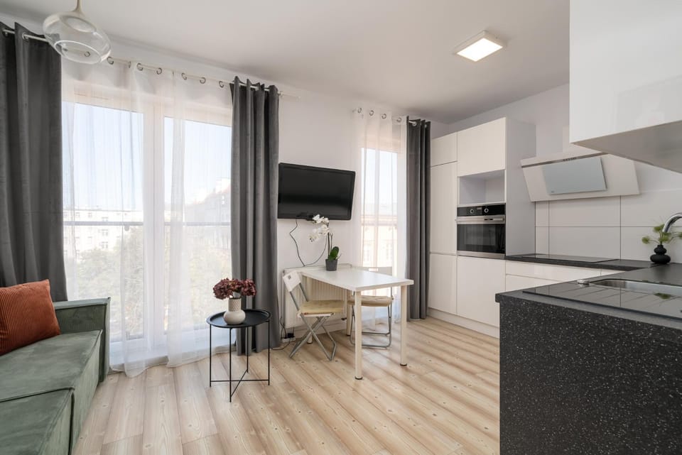 TV and multimedia, Kitchen or kitchenette, Living room, Seating area, Dining area