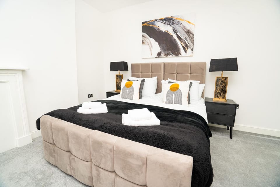 Bed, Photo of the whole room, Bedroom, towels