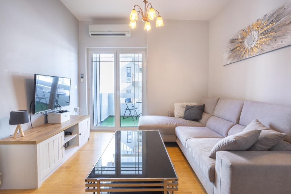 TV and multimedia, Living room, Seating area, air conditioner