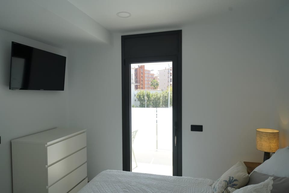 Bed, TV and multimedia, Bedroom