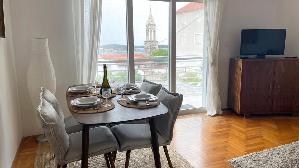 Dining area, City view