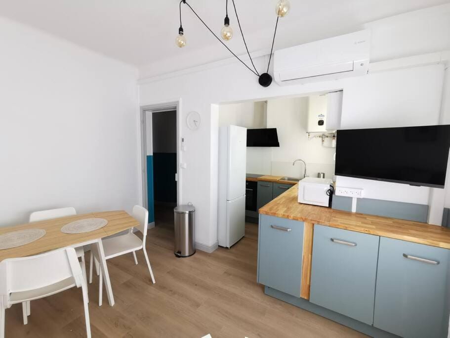 Kitchen or kitchenette, Dining area, minibar, pet friendly, stove