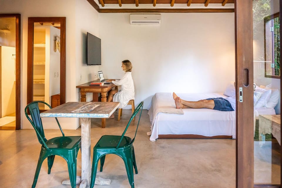Bed, TV and multimedia, Bedroom