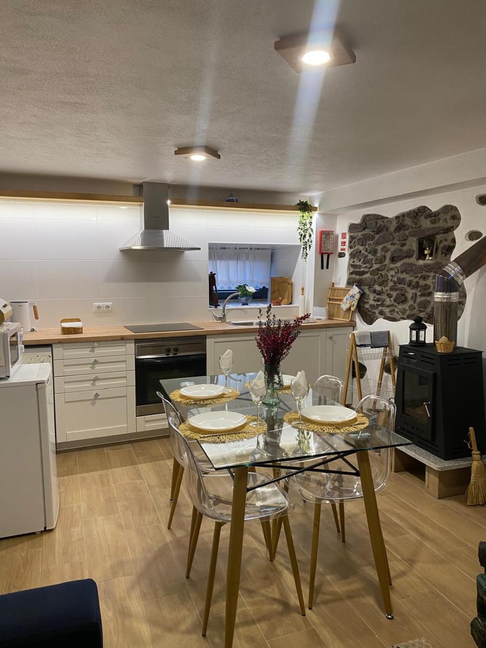 Kitchen or kitchenette, Dining area, oven, stove