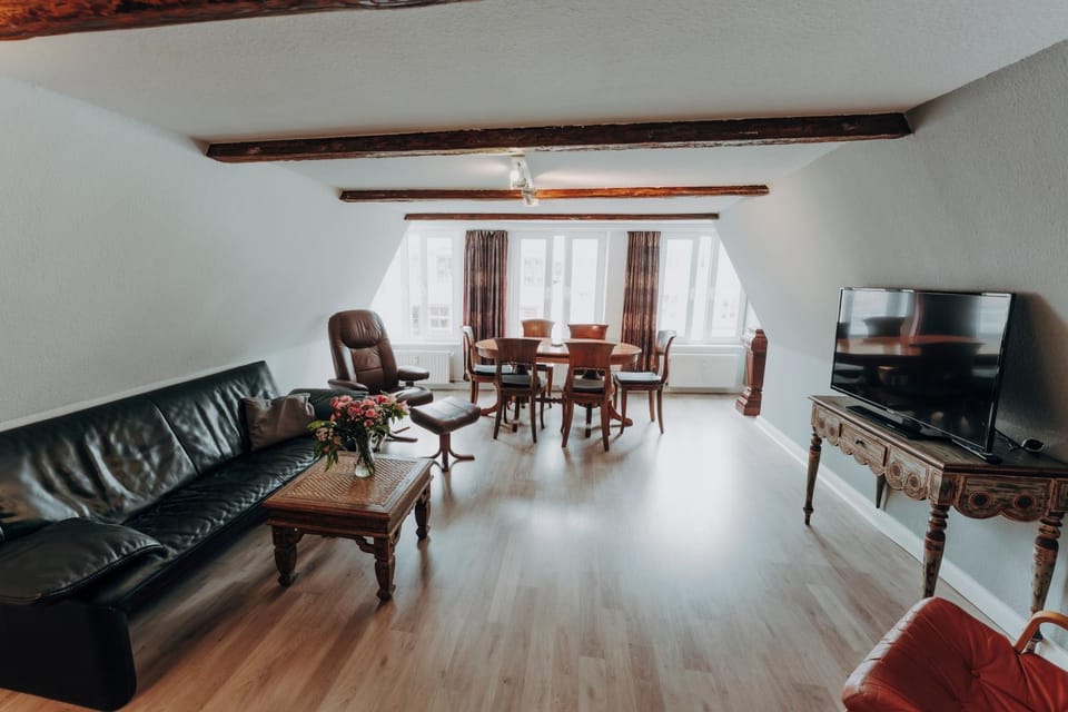 TV and multimedia, Living room, Seating area, Dining area