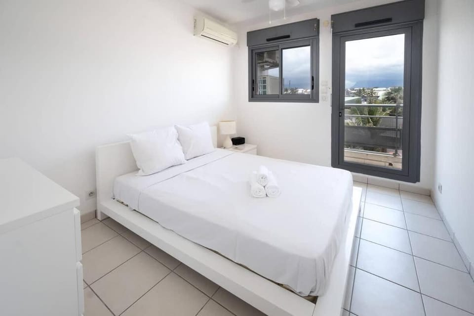 ROYCE classé 3 étoiles - Appartement 4 personnes - Vue mer - idéalement situé sur le front de mer et à 200 m du lagon de ST-PIERRE Apartment in Réunion