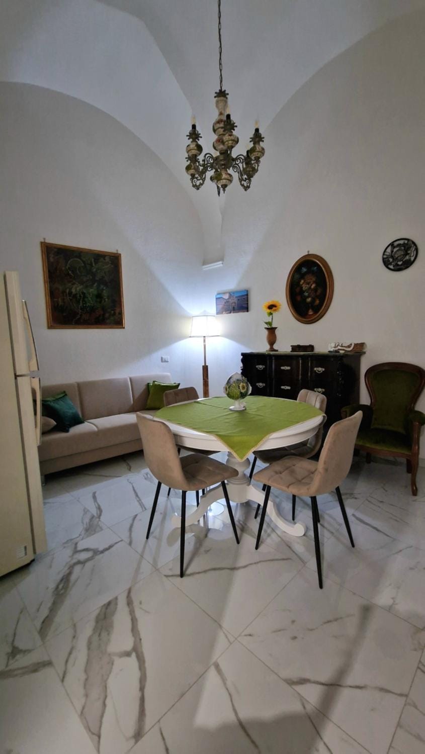 Communal lounge/ TV room, TV and multimedia, Kitchen or kitchenette, Living room, Seating area, Dining area, furniture, locker, minibar, pet friendly, washing machine, kitchen, kitchen, air conditioner