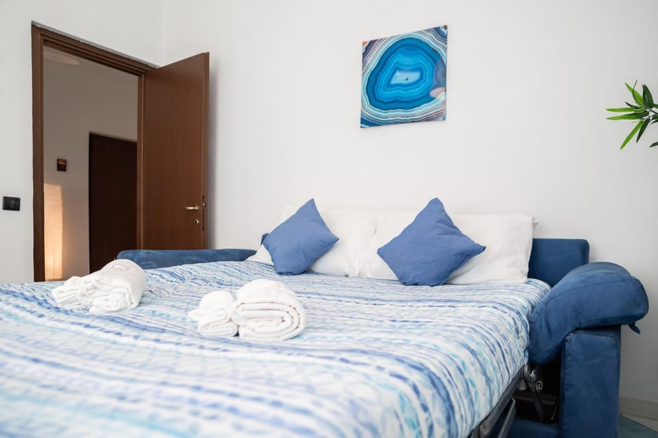 Bed, towels