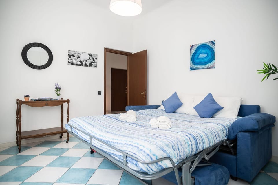 Bed, towels