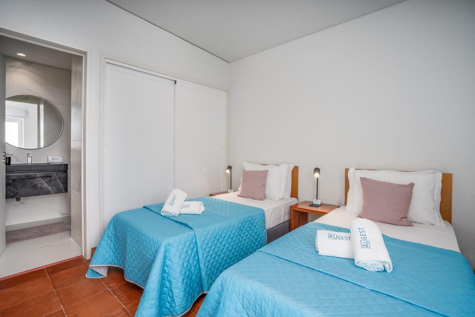 Bed, Day, Photo of the whole room, Bedroom, children, children, Family, Family, towels