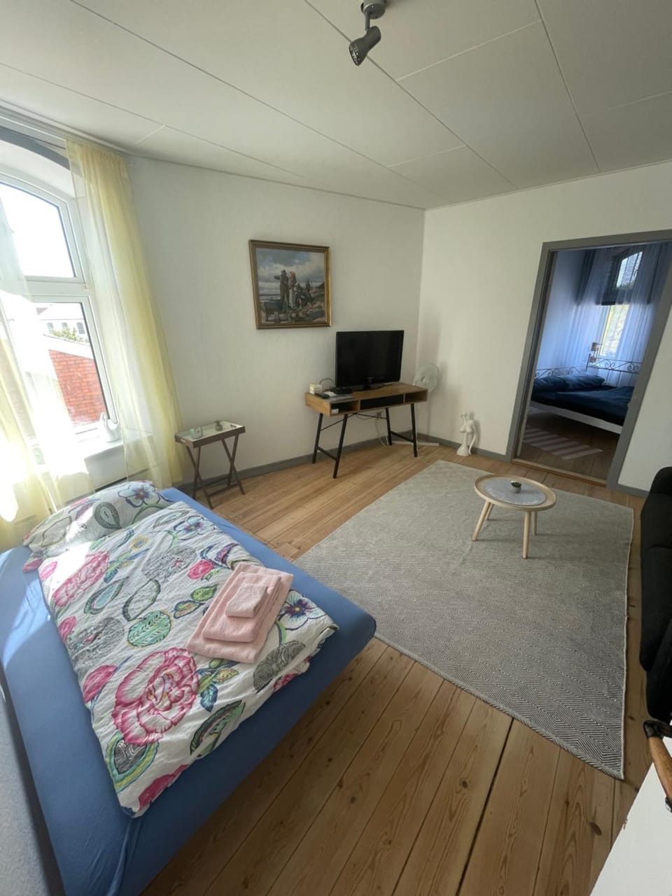 TV and multimedia, Living room, Photo of the whole room, Seating area, Evening entertainment, Bedroom