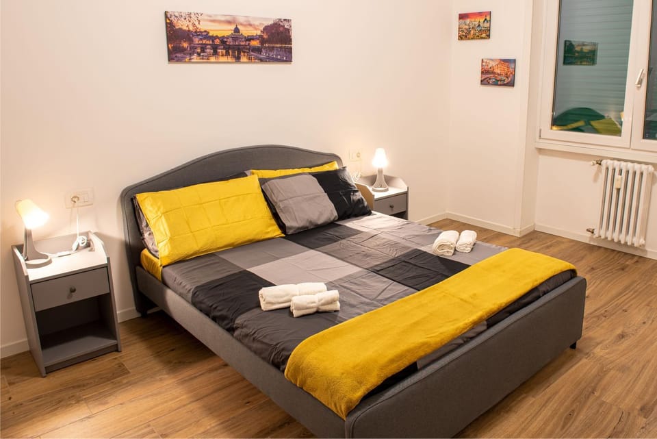 Bed, Bedroom, internet, towels