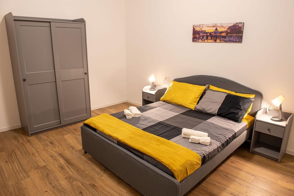 Bed, Photo of the whole room, Seating area, Bedroom, towels, wardrobe