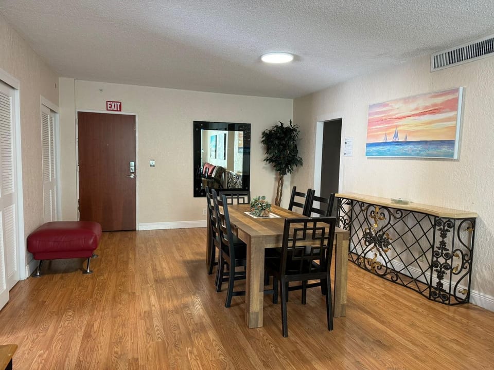 Lovely 2 bedroom with side ocean view Apartment in Hollywood Beach