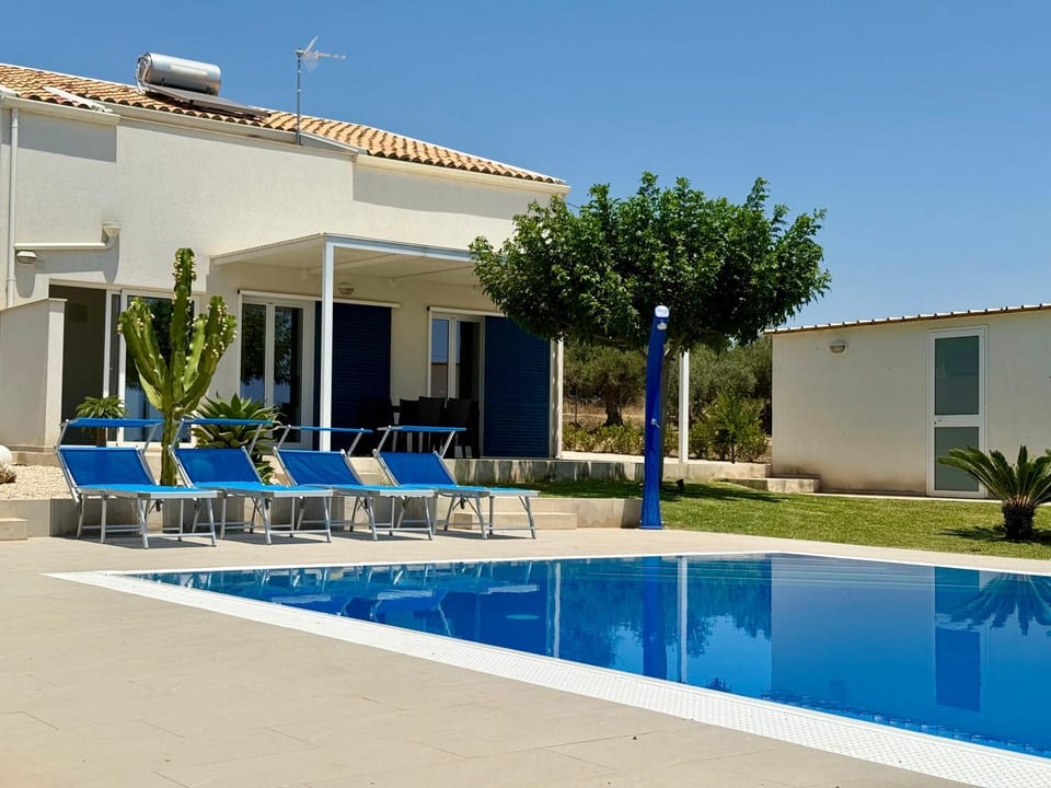 Property building, Patio, Day, Pool view, Swimming pool, sunbed