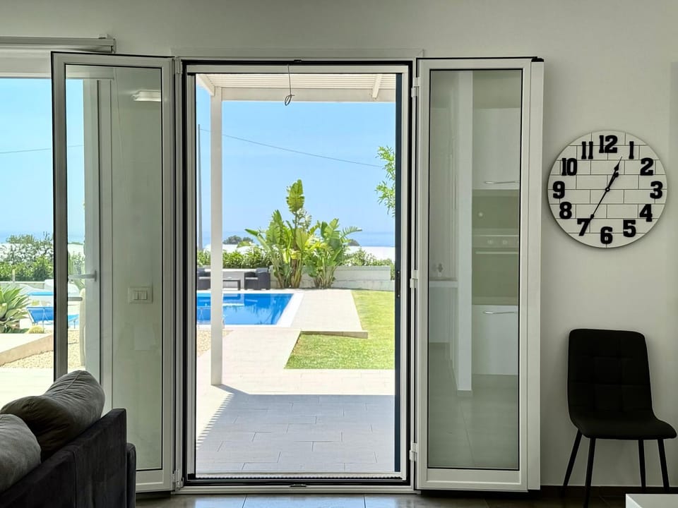 Patio, View (from property/room), Balcony/Terrace, Living room, Seating area, Pool view, Swimming pool, sunbed