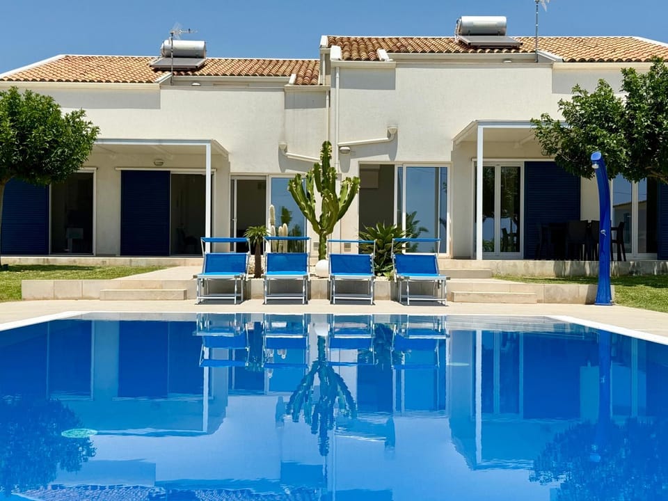 Property building, Day, Pool view, Swimming pool, sunbed