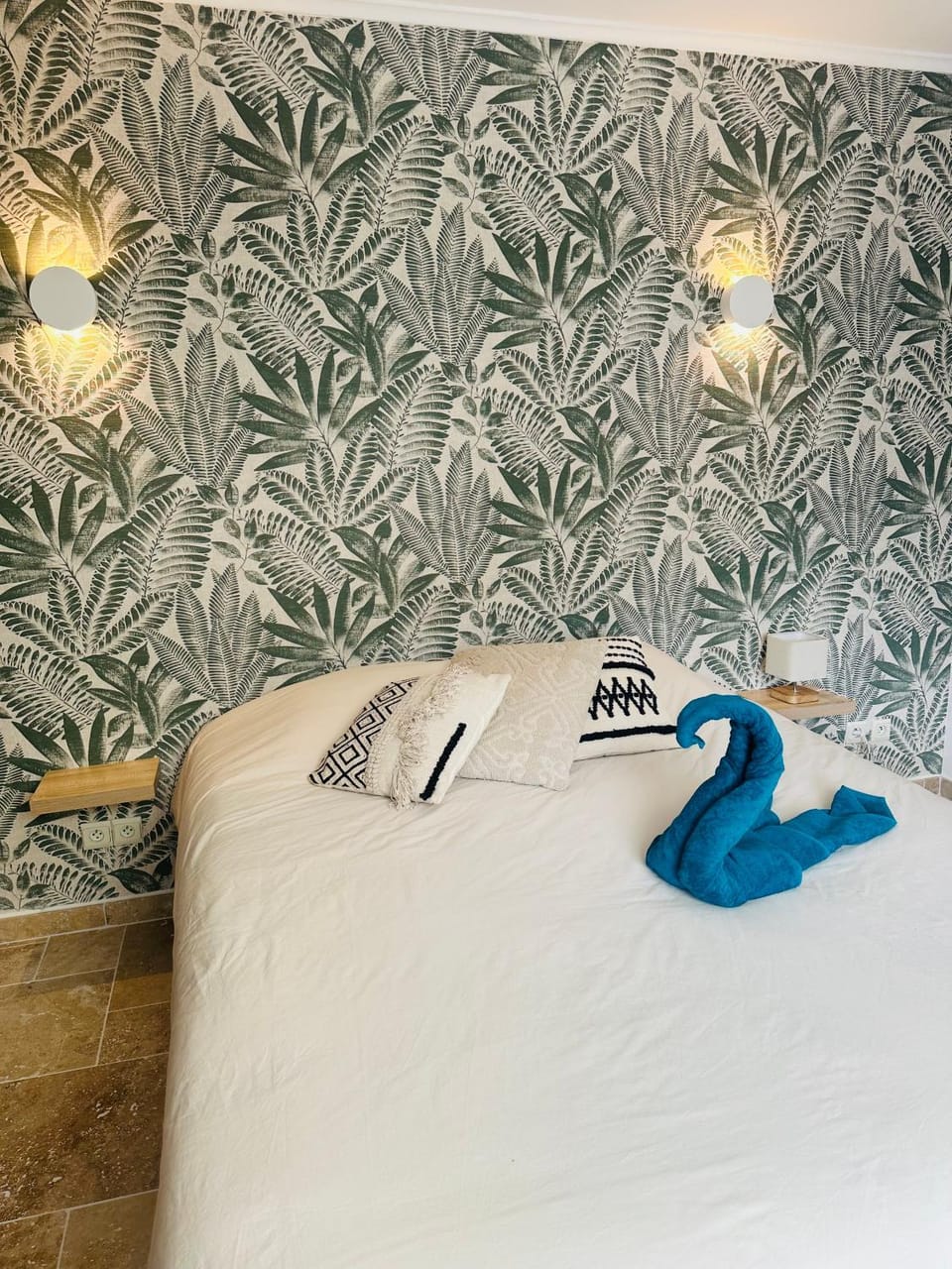 Bed, Photo of the whole room, Bedroom, towels