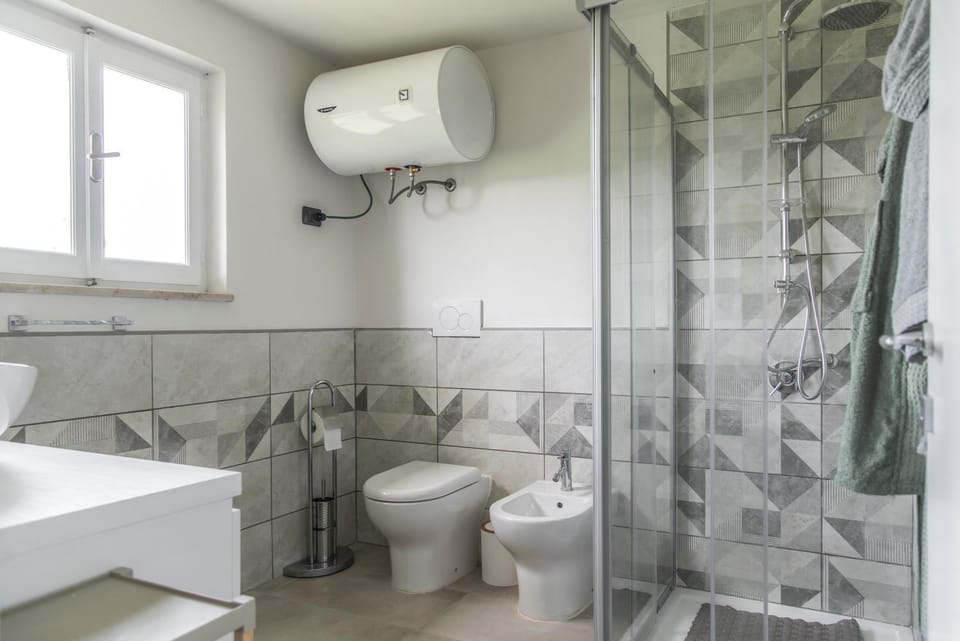 Shower, Toilet, Bathroom, bidet, towels