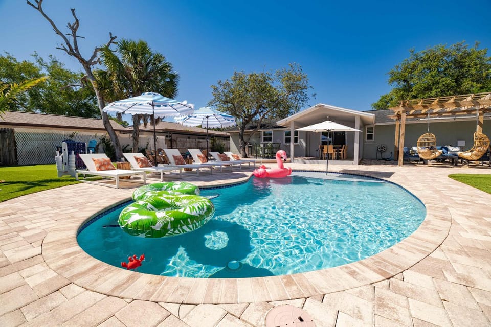Putt Putt Huge Pool Fire Pit BBQ House in Bradenton