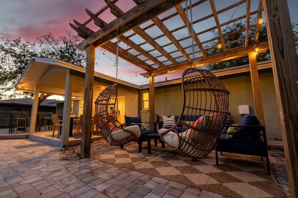 Putt Putt Huge Pool Fire Pit BBQ House in Bradenton