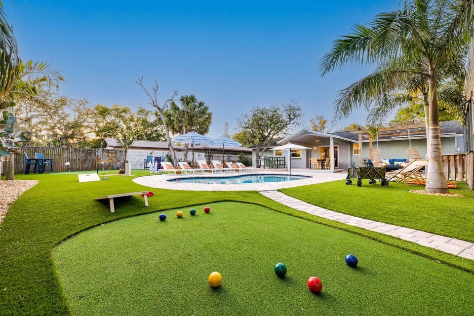 Putt Putt Huge Pool Fire Pit BBQ House in Bradenton